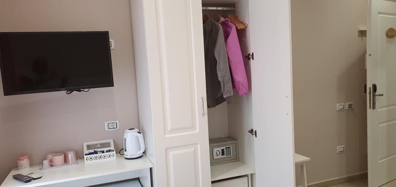 Dimora Costantino Bed & Breakfast Napoli Bagian luar foto