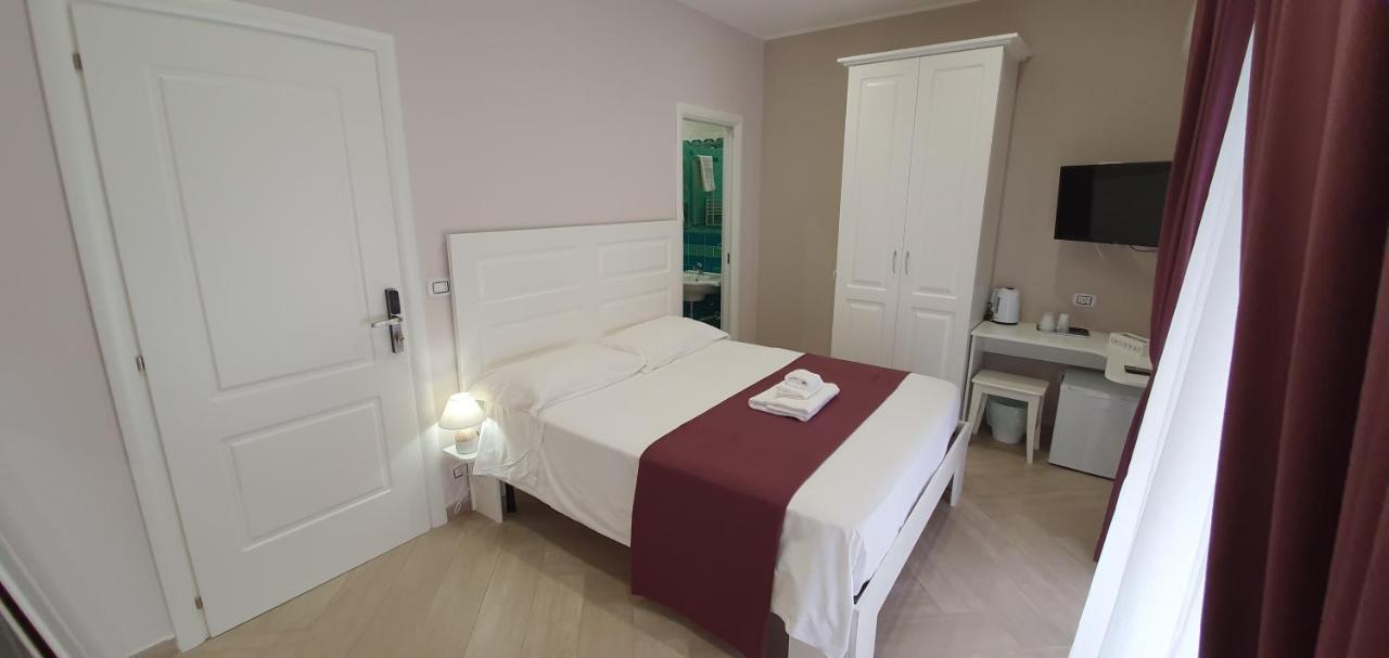 Dimora Costantino Bed & Breakfast Napoli Bagian luar foto
