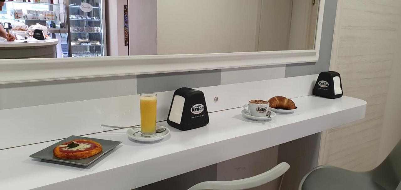Dimora Costantino Bed & Breakfast Napoli Bagian luar foto