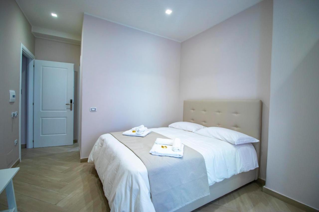 Dimora Costantino Bed & Breakfast Napoli Bagian luar foto
